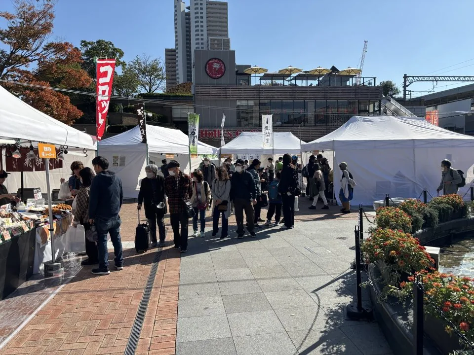 岐阜県観光物産展の開催案内に掲載された、中央公園に出店が並ぶ様子