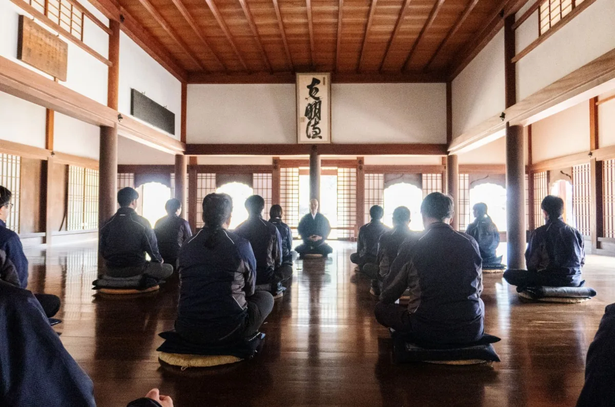 旧閑谷学校 坐禅体験（2026/10/18）を紹介する公式掲載画像（過去開催時の様子）