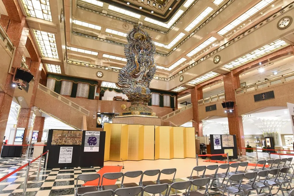 日本橋三越本店本館1階中央ホールの写真