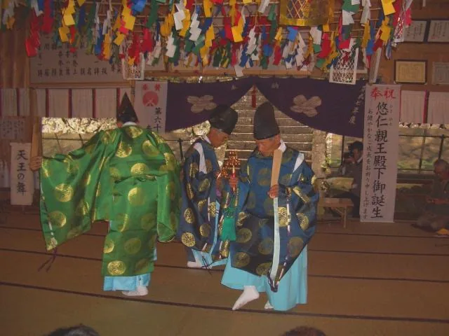 高根白山神社古代神楽の公式案内に掲載された写真