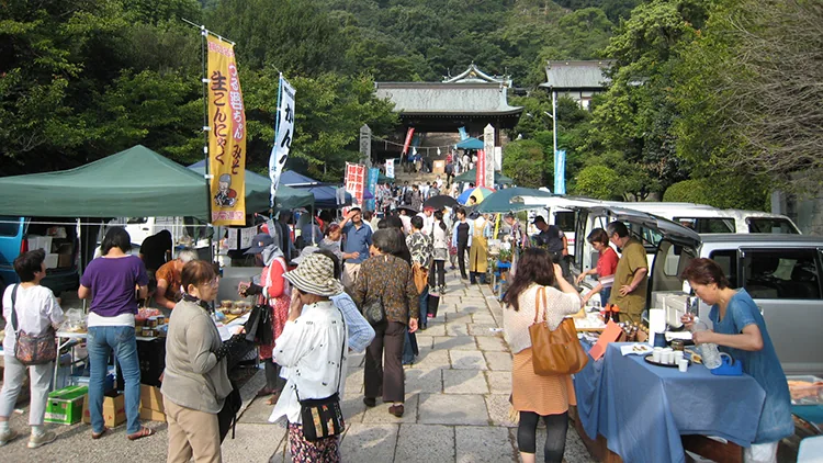 とも・潮待ち軽トラ市の参考写真。沼名前神社参道に軽トラックや販売テントが並ぶ様子