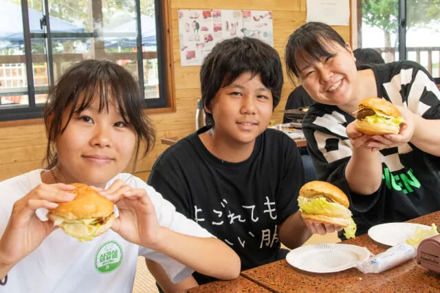 ハンバーガーを手にする親子の主催参考写真