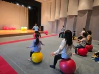 バランスボールを使う過年度の親子セミナーの様子
