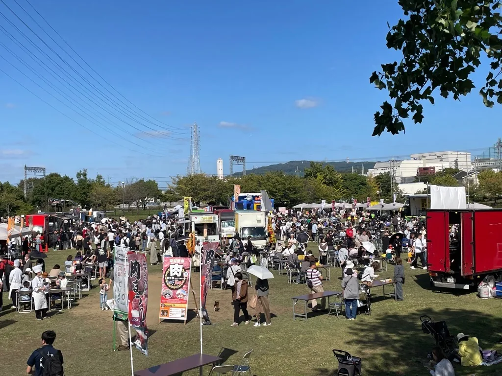今回の公式案内に掲載された、過去開催のはびきの肉まつり会場写真