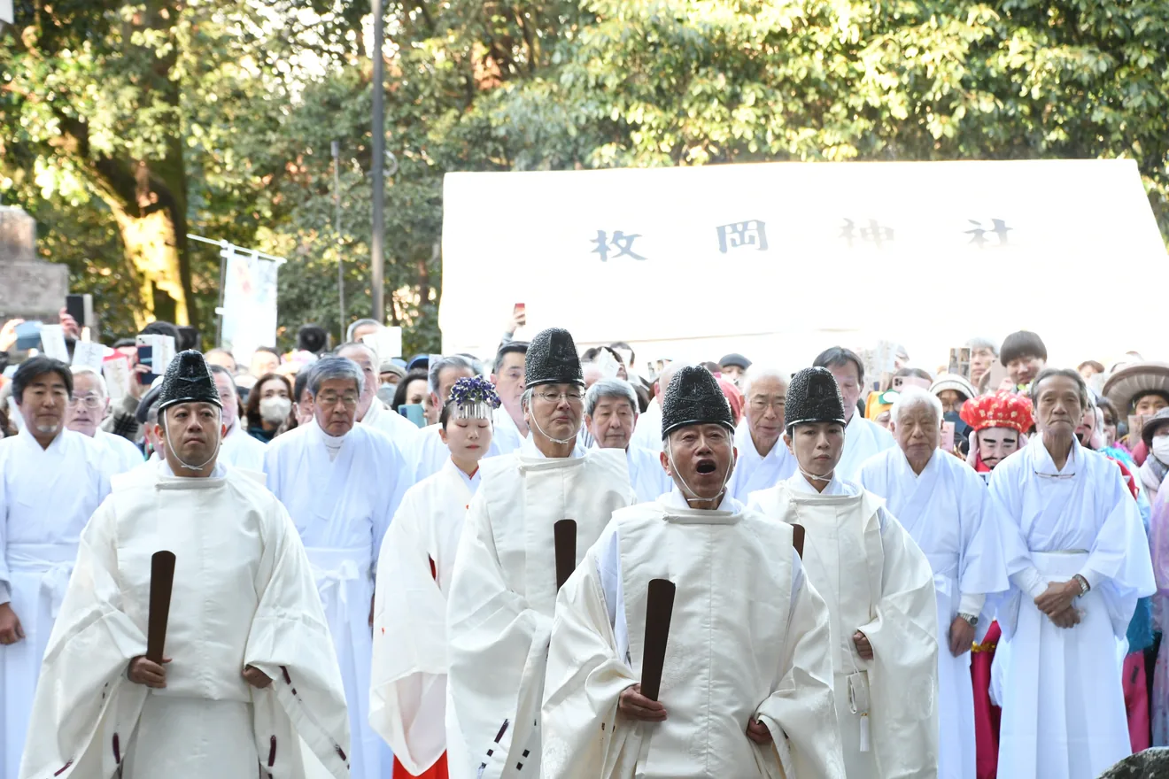 枚岡神社　お笑い神事（注連縄掛神事）の公式案内に掲載された写真