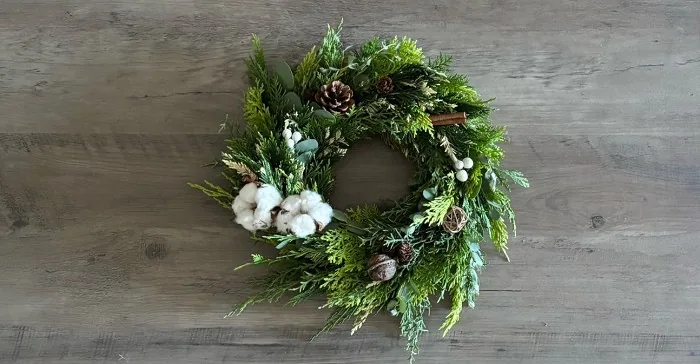 主催の「フレッシュグリーンのクリスマスリースづくり体験とツバメカフェのスペシャルクレープセット」案内に掲載された参考写真
