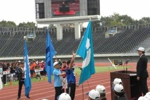 広島市スポーツ・レクリエーションフェスティバルの参考写真。競技場で旗を掲げる様子