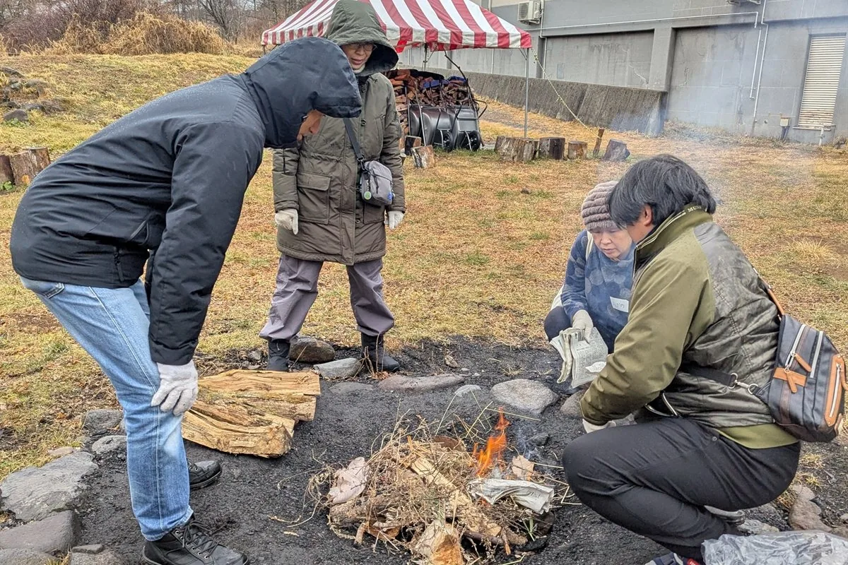 縄文体験のたき火で土器を焼く関連写真（当年公式案内掲載）