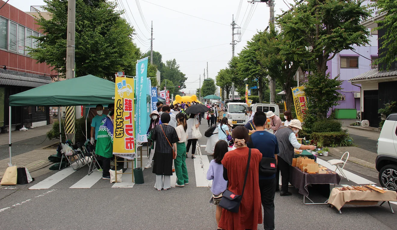 いせさき軽トラ朝市の出店と来場者の参考写真