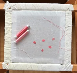 主催の今回案内に掲載された前年の刺繍作品の参考写真(今年の題材は未公表)