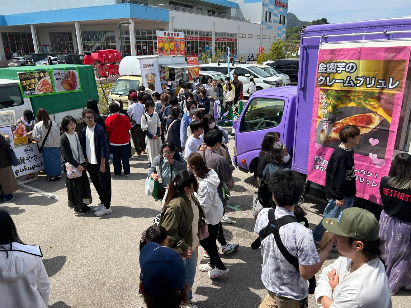 今回の芋フェス案内に掲載された、焼き芋のキッチンカーを巡る参考写真（撮影年未確認）