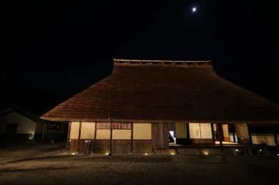 かやぶき屋根修復1周年の案内に掲載されている夜間開放の紹介画像