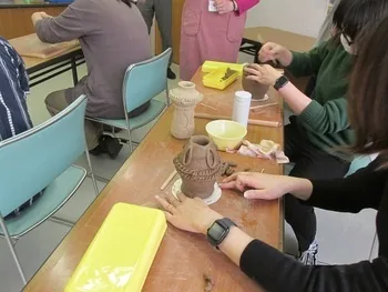 川越市立博物館が縄文土器・土偶作り教室の案内に掲載している制作風景