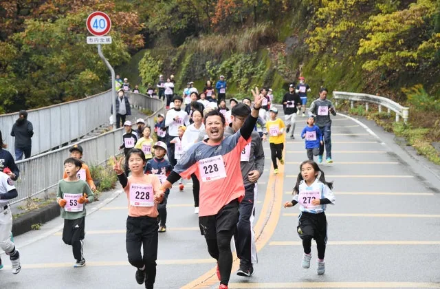 川西一庫ダム周遊マラソンの公式案内に掲載された写真