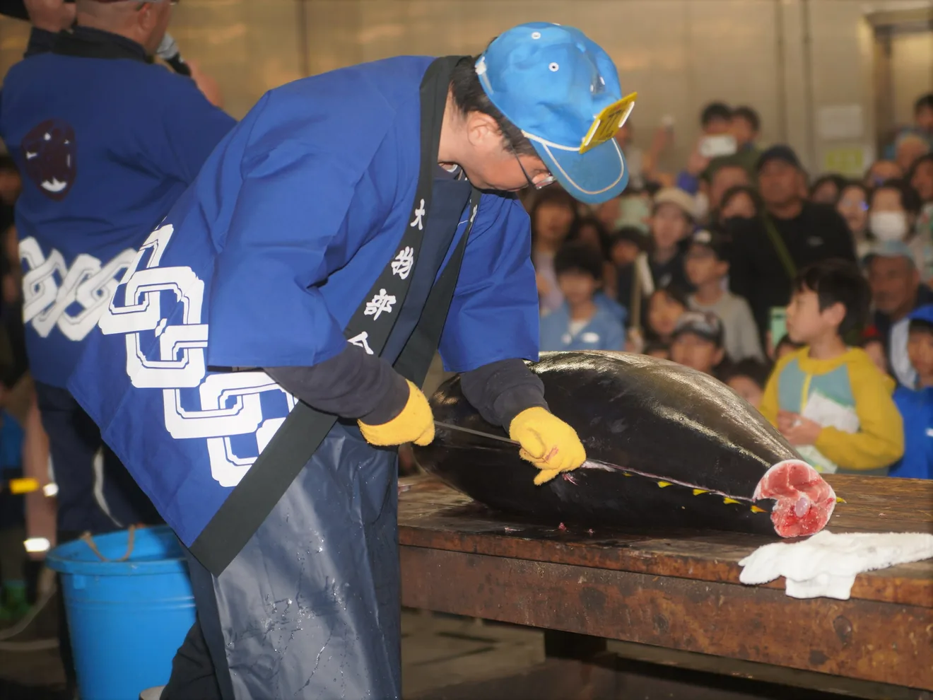 北部市場食彩まつりの案内に掲載されたマグロ解体ショーの紹介写真
