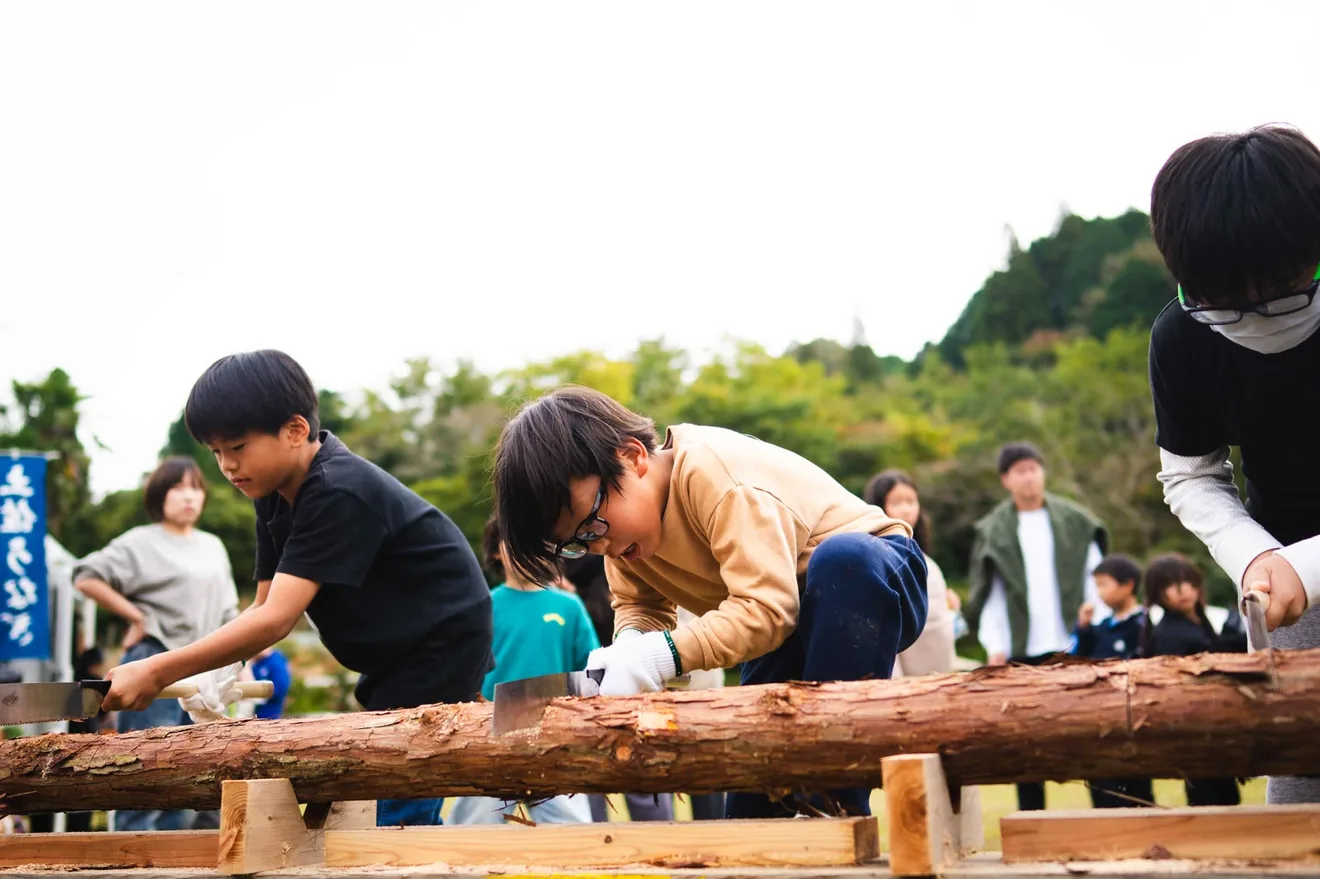 キノフェス公式案内に掲載された丸太切りの紹介写真