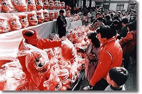 桐生のだるま市で縁起物を販売する参考写真