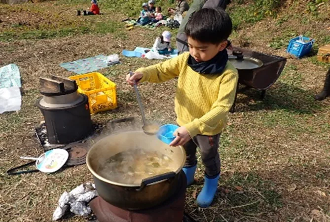 ビオトープの収穫祭の紹介に掲載された、屋外で調理する過去の活動写真