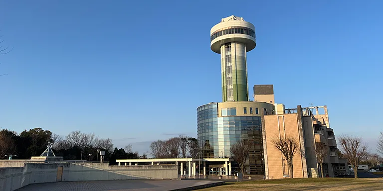 こうなん産業フェスタの会場、すいとぴあ江南の展望タワーと建物外観。
