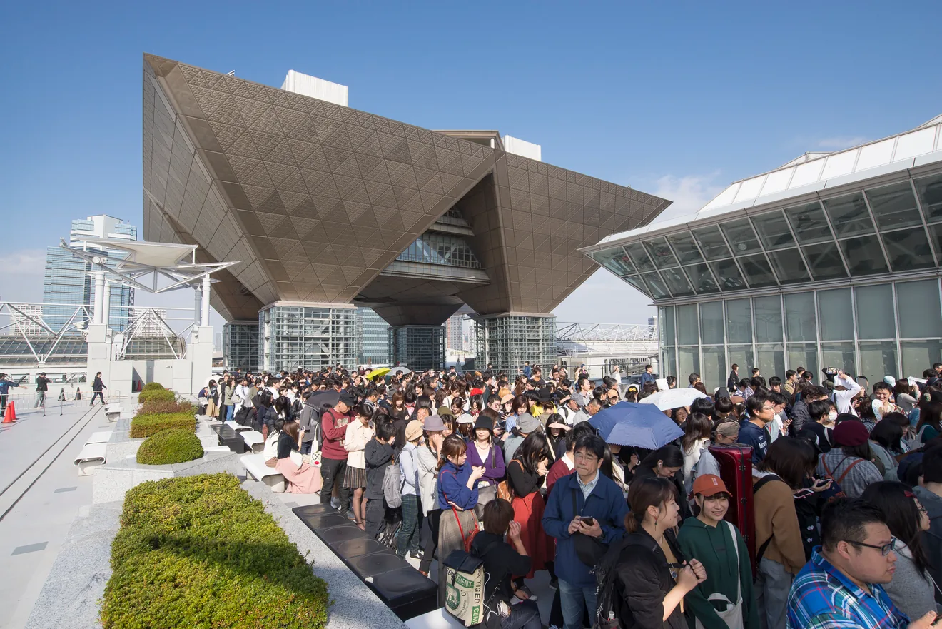 東京ビッグサイト前に来場者が並ぶデザインフェスタ過去開催の写真