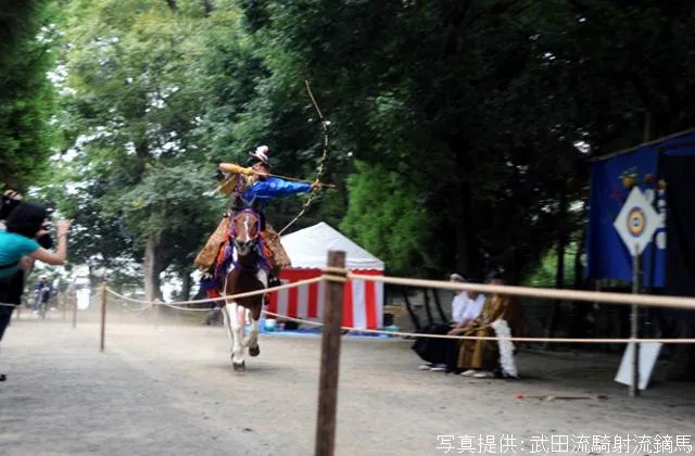 武田流騎射流鏑馬（出水神社秋季例大祭）の公式案内に掲載された写真
