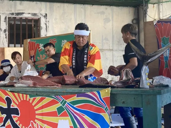 お魚祭りの鮮魚販売の様子（過去の取材記事に掲載された参考写真）