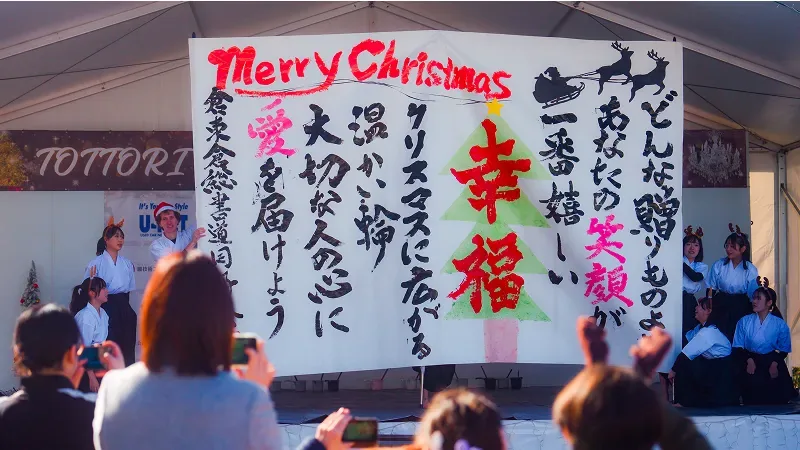 鳥取クリスマスマーケットの公式サイトに掲載された2025年のステージ風景