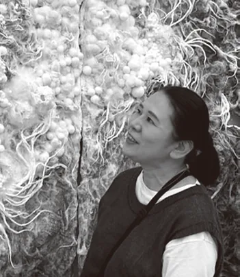 講師の川原和美さん(関連展覧会の公式チラシ掲載写真)