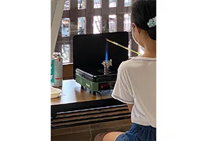 とんぼ玉づくりの案内に掲載されたバーナーワーク体験の参考写真