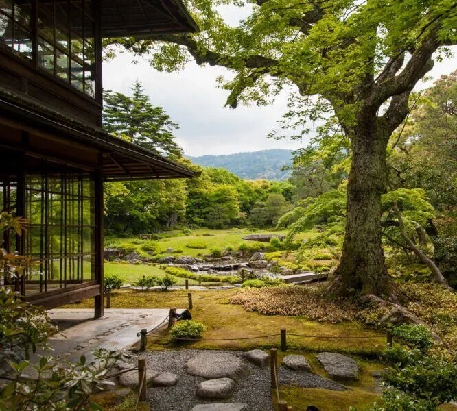 立体写真づくりの会場となる無鄰菴の庭園を室内から見た写真