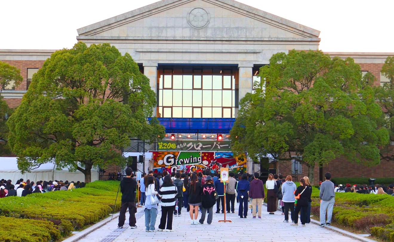 今回の公式サイトが紹介するクローバー祭のステージ写真