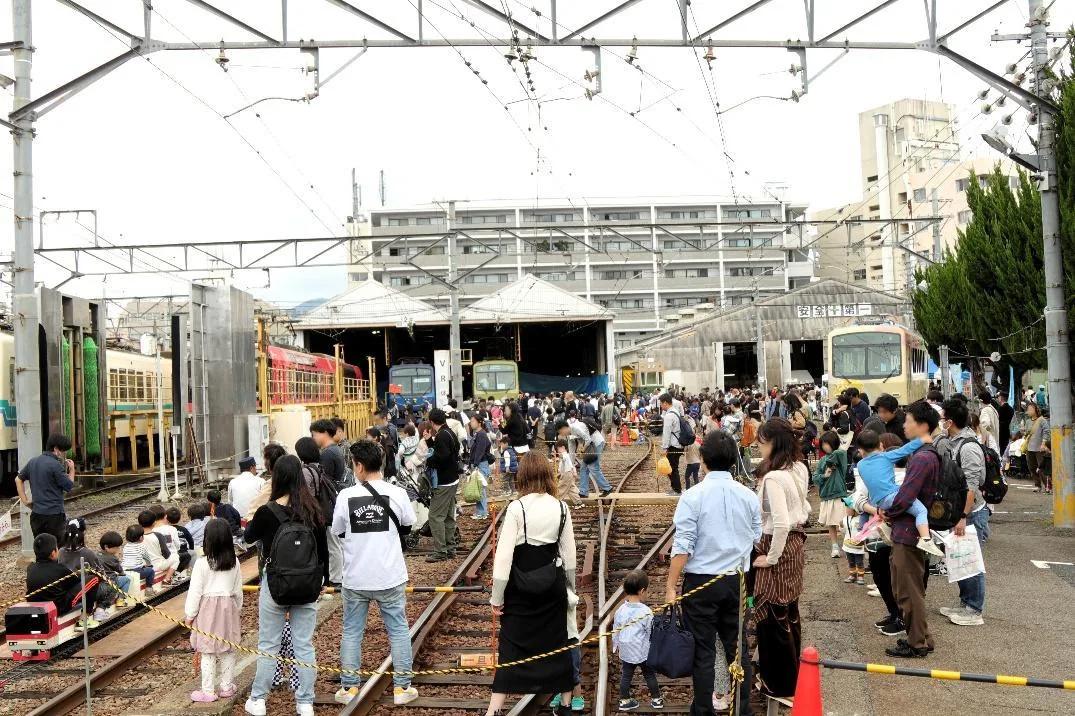 えいでんまつりの会場の様子（公式案内の過去開催写真）