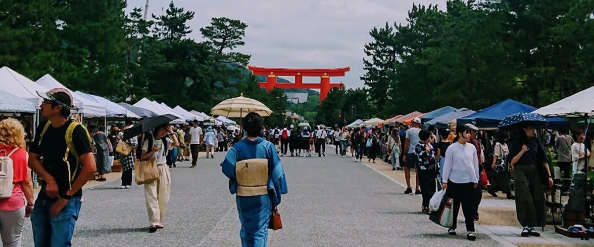 岡崎公園の平安蚤の市で出店を巡る様子（公式サイトの参考写真）