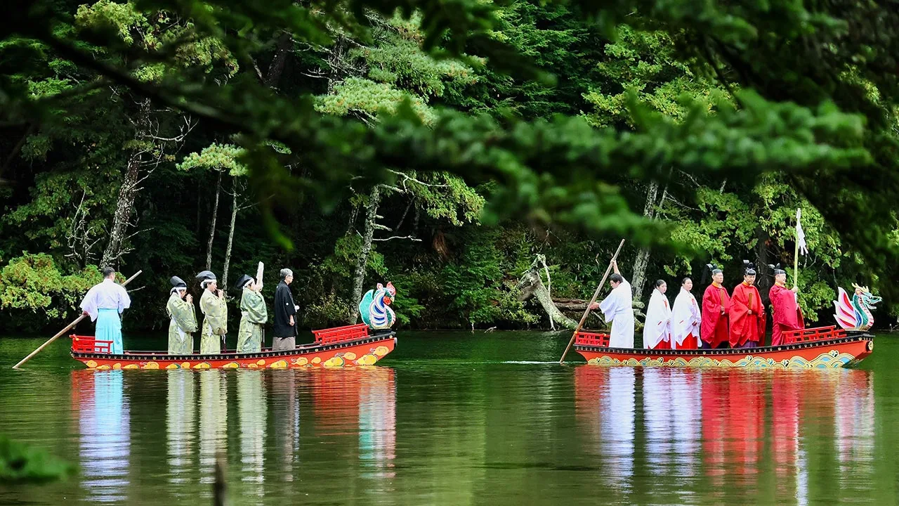 穂髙神社奥宮例大祭 明神池お船祭りの公式案内に掲載された写真