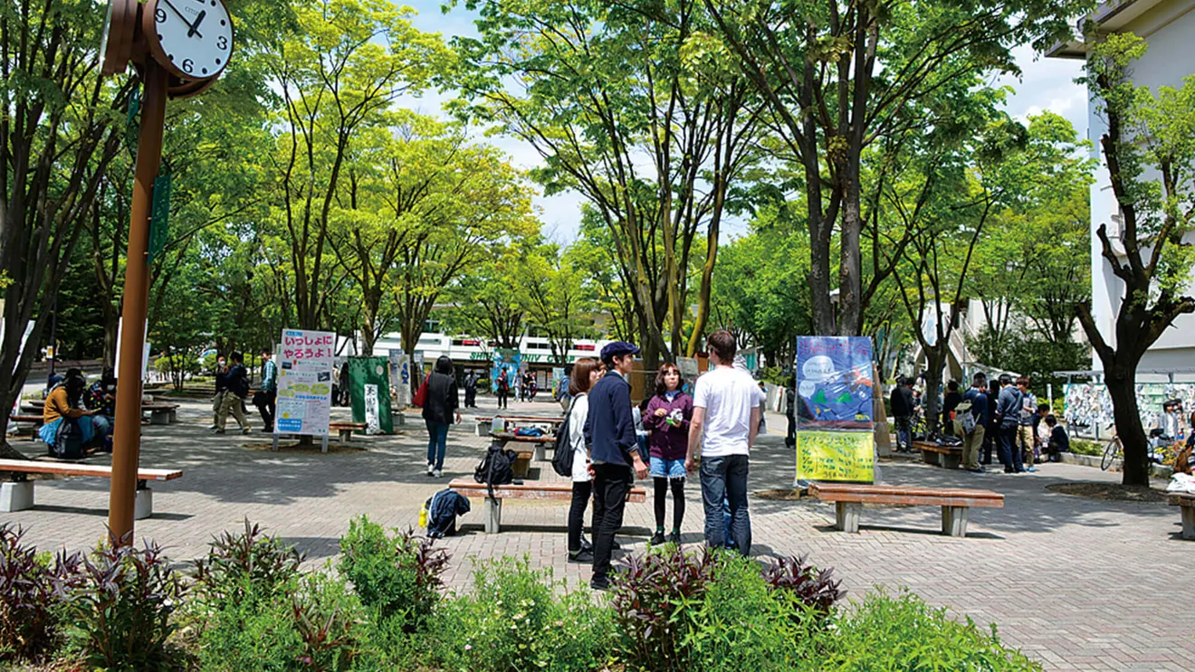 銀嶺祭の会場、信州大学松本キャンパスの木立に囲まれた広場
