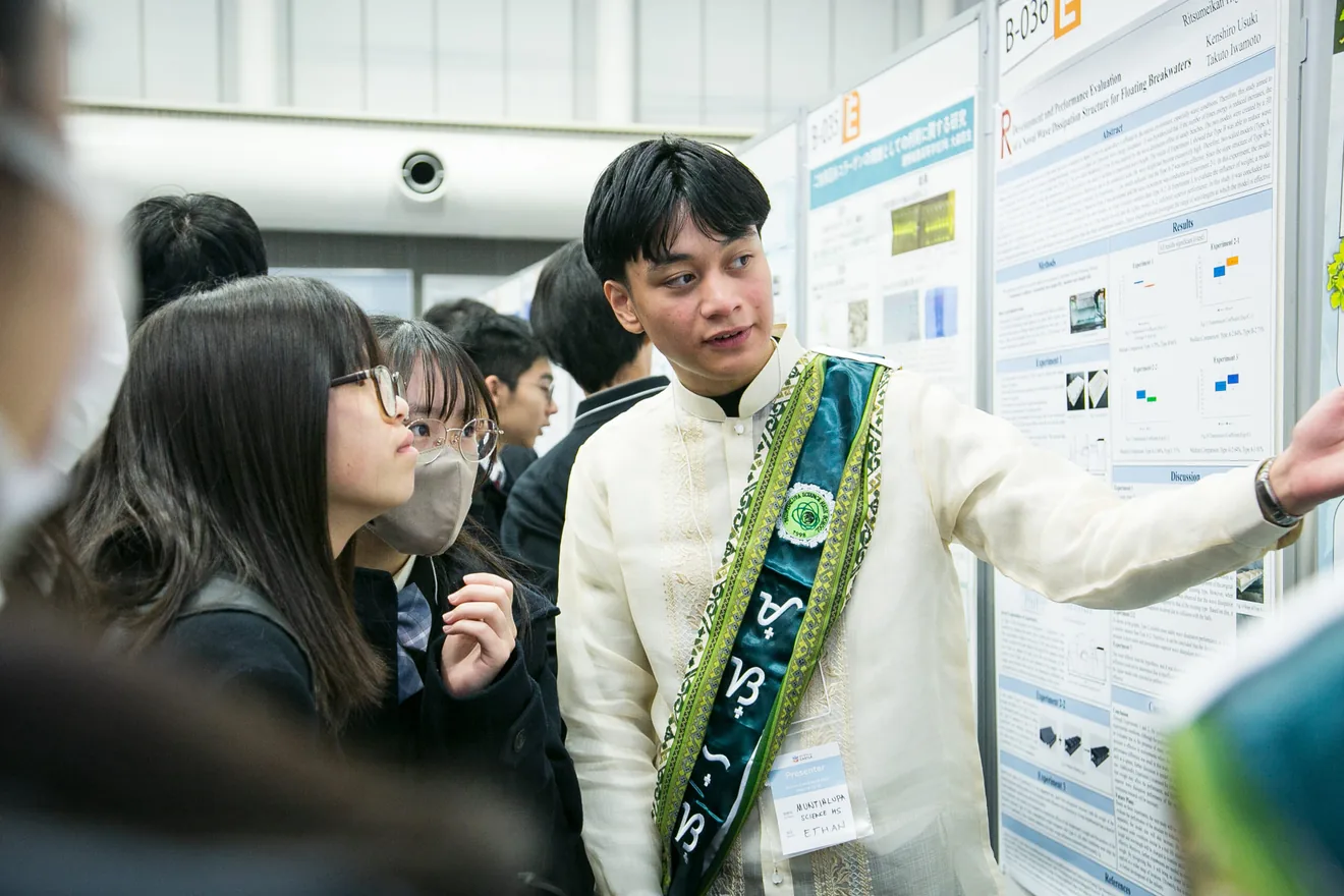 公式案内に掲載された過去のサイエンスキャッスルでのポスター発表の様子