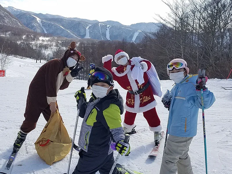 公式のクリスマスイベント案内に掲載されたスキーをするサンタクロースの紹介写真