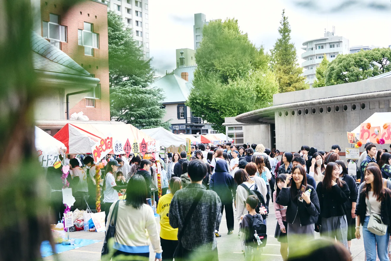 2026年度白金祭の大学公式案内に掲載された2025年白金祭の模擬店写真