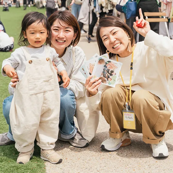 みのマママルシェの来場者と会場風景（主催者公式の参考写真）