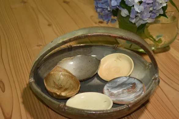 手のひらサイズのしあわせ陶芸 土にふれて心ほどける豆皿作りの公式紹介写真