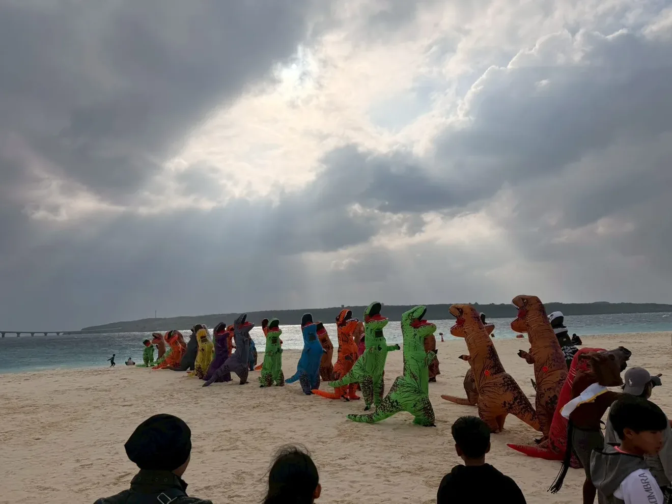 Ocean Fun Fest宮古島のビーチでのティラノサウルスレース（主催紹介の参考写真）