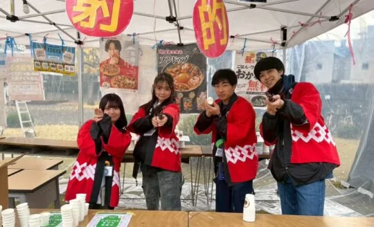 欅祭の射的企画の写真（当年公式案内掲載の過去写真）