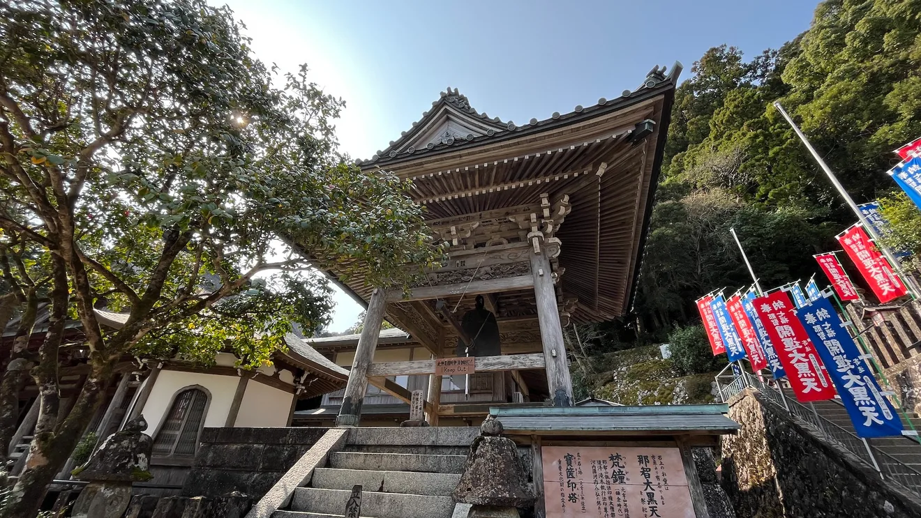 除夜の鐘が鳴る青岸渡寺の鐘楼（会場の参考写真）