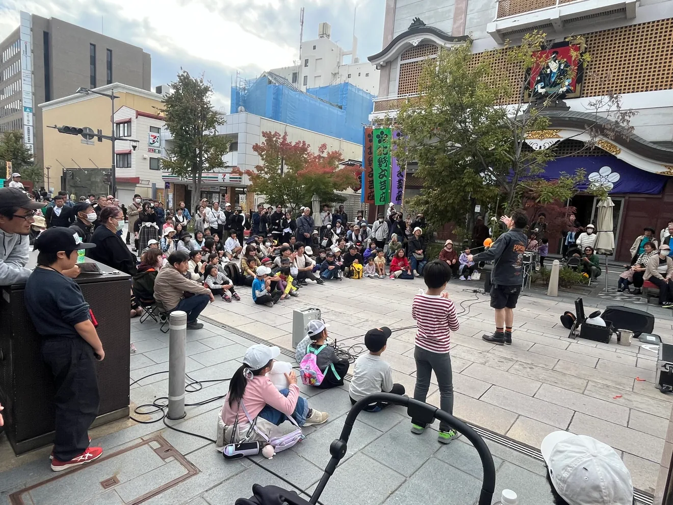長野商工会議所が開催案内に掲載している過年度の大道芸観覧風景