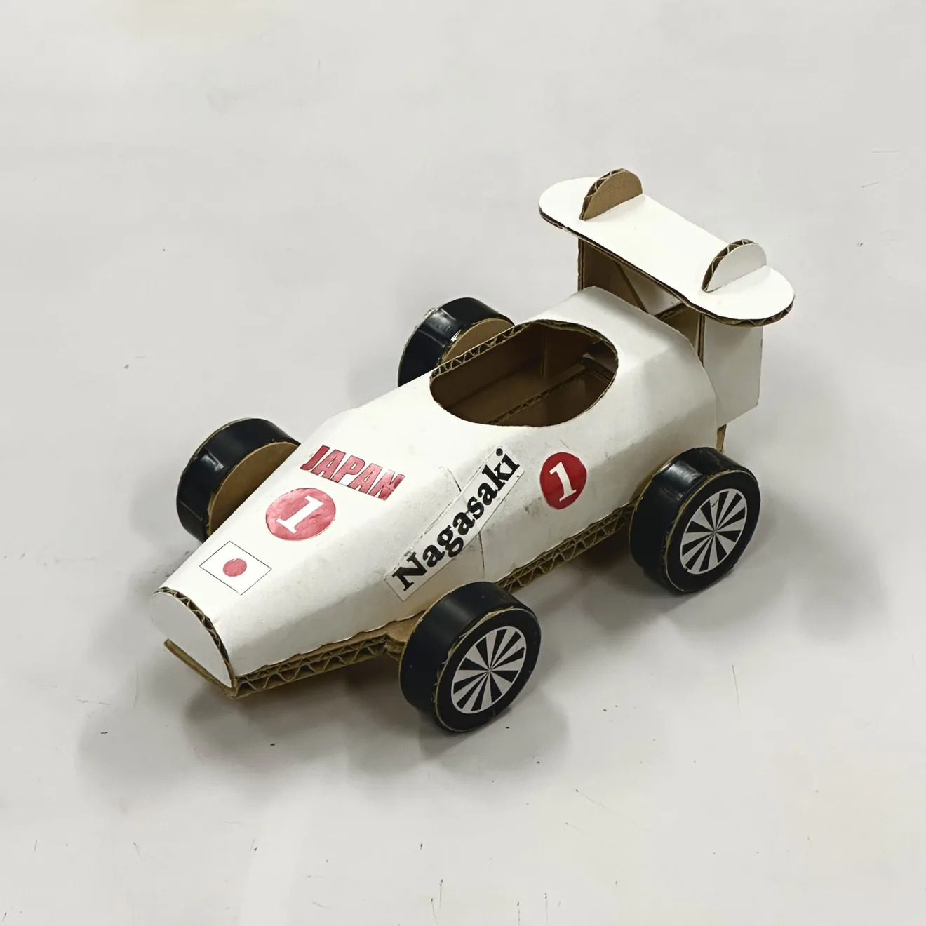 ダンボールミニカー工作の主催紹介に掲載されたレーシングカー型の参考作品