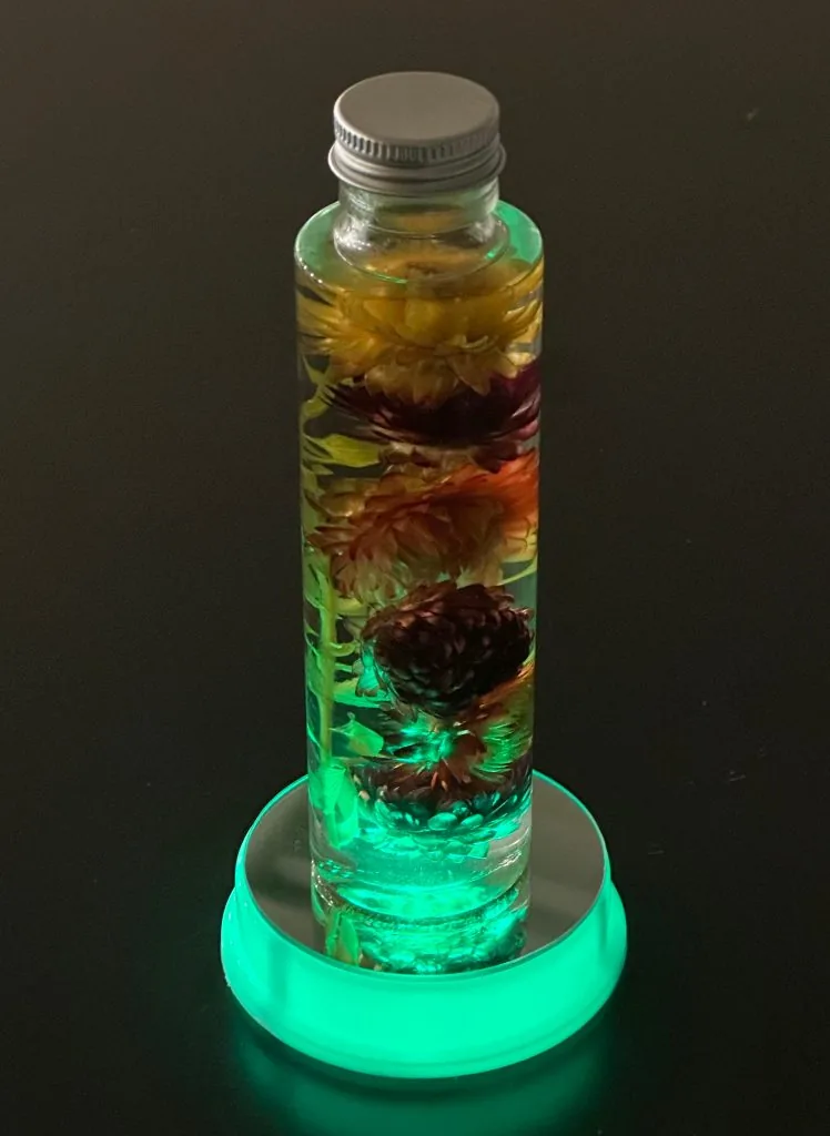 主催がハーバリウム教室の紹介に掲載した、乾燥した花を入れたボトルの参考作品