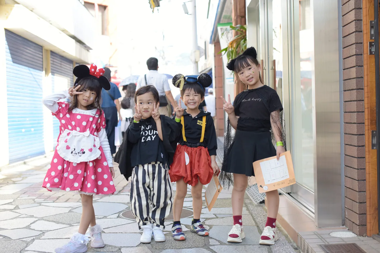 主催の今回の紹介に掲載された、仮装して街を巡る昨年のおかしラリーの写真