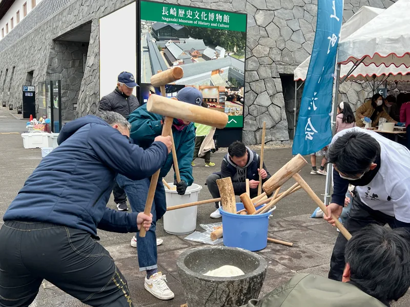 博物館が今回の奉行所ふるまいもちの紹介に掲載している、過去の餅つきの写真
