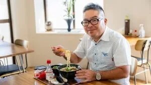 沖縄そばトークの登壇者・さんぺいさん（会場公式掲載の紹介写真）