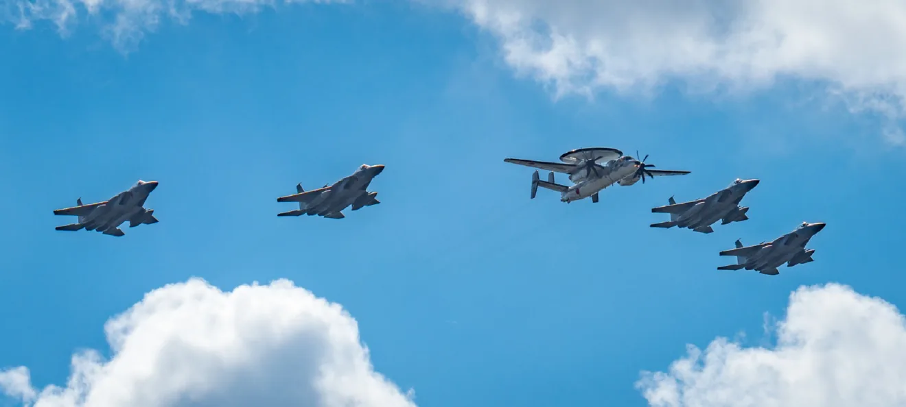 那覇基地の公式掲載航空機編隊の写真